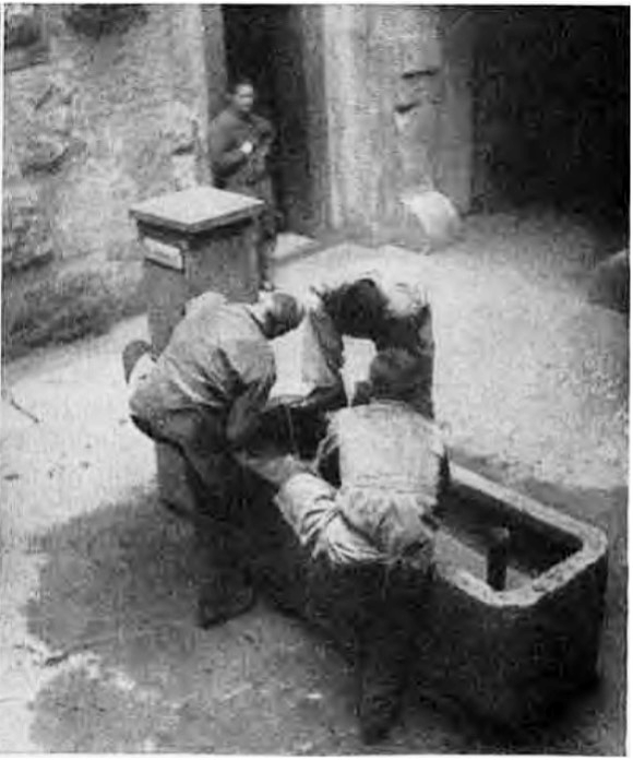 Feldarbeiter reinigen ihre Schuhe (Quelle: Der Aufstieg, Nr. 45, 11.12.1936)