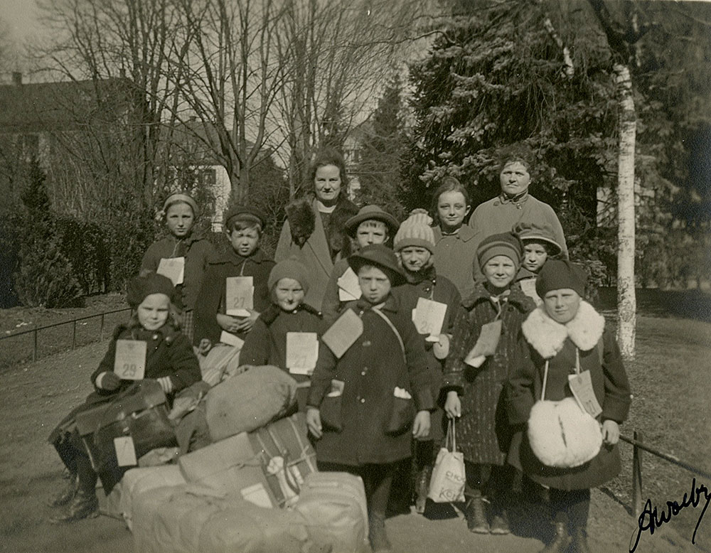 «Ferienkinder» am Tag ihrer Abreise im März 1923 oder 1924 im Stadtgarten von Winterthur (Quelle: Nachlass Julie Bikle,
        Winterthurer Bibliotheken, Sammlung Winterthur)