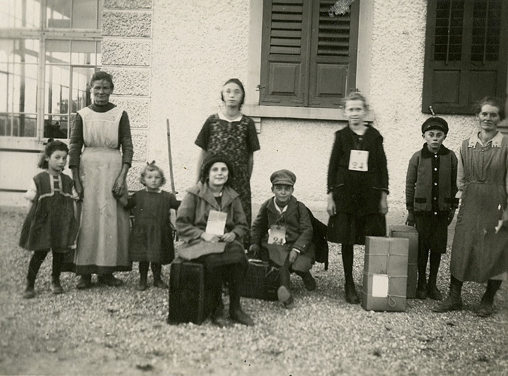 «Ferienkinder» bei zwei Familien in Hinwil, Kanton Zürich, am Tag ihrer Abreise im September 1924 (Quelle: Nachlass Julie Bikle,
        Winterthurer Bibliotheken, Sammlung Winterthur)