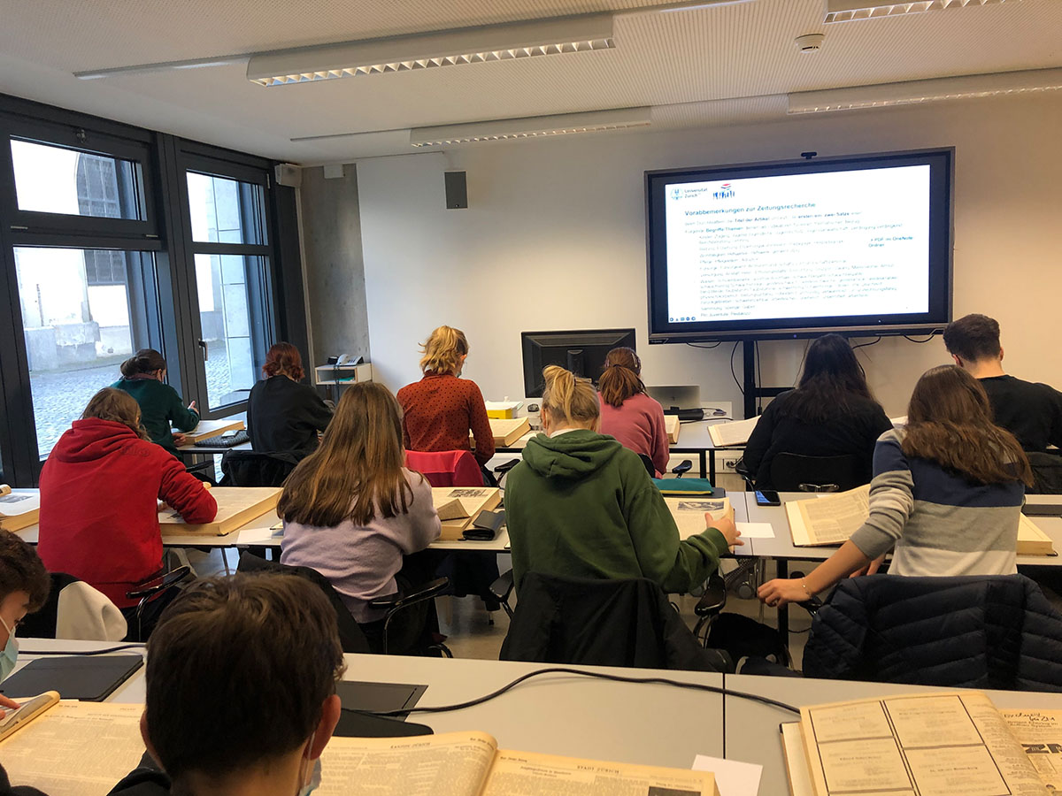 Schüler:innen der Kantonsschule Zürich Wiedikon bei der Recherche (Foto: Projektteam)